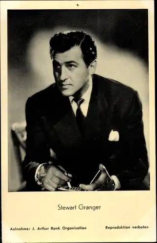 Ak Schauspieler Stewart Granger, Portrait, Zigaretten