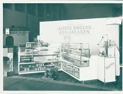 Foto Alfred Knoche Kühlanlagen, Milchboy, Reussler KG, 9. Oktober 1953, Messestand