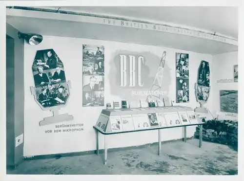 Foto Messestand mit BBC Publikationen, The British Broadcasting Corporation, 8. April 1948