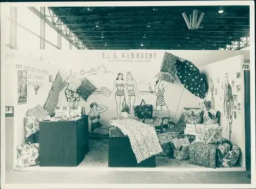 Foto Messestand E. und G. Albrecht, Charlottenburg, Kantstraße, Luftmatratzen, Sonnenschirme
