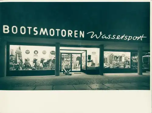 Foto Berlin ?, Schaufenster einer Handlung für Bootsmotoren und Wassersport