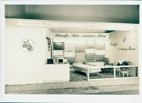 Foto Messestand, Schlaraffia Werke Berlin, Matratze, 23. September 1952