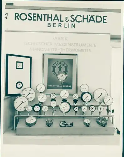 Foto Messestand, Rosenthal & Schäde Berlin, Fabrik technischer Messinstrumente, Thermometer, 1950