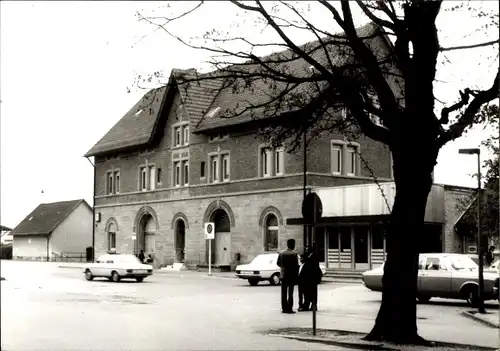 Foto Ak Herrenberg in Württemberg, Bahnhof, Straßenseite, Autos