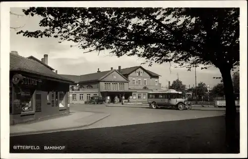 Ak Bitterfeld in Sachsen Anhalt, Bahnhof, Bus