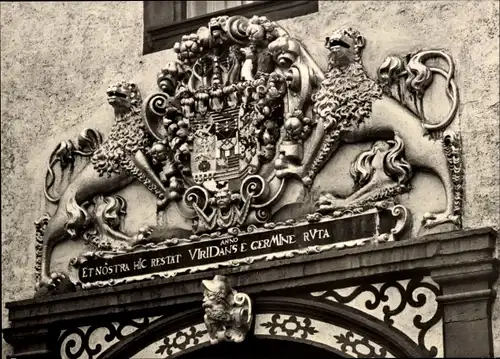Ak Augustusburg im Erzgebirge, Wappen am Portal des Schlossinnenhofes