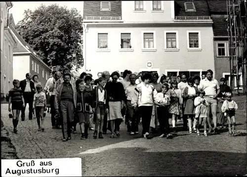 Foto Ak Augustusburg im Erzgebirge, Touristen scharenweise