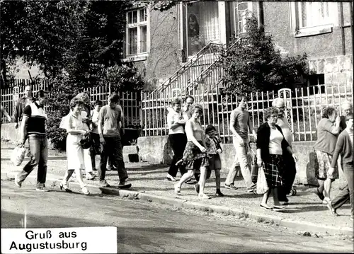 Foto Ak Augustusburg im Erzgebirge, Touristen scharenweise