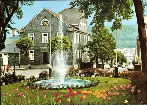 Ak Bad Berleburg in Westfalen, Jugendherberge, Goetheplatz 1, Springbrunnen