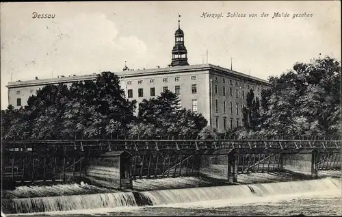 Ak Dessau in Sachsen Anhalt, Hezogl. Schloss von der Mulde gesehen