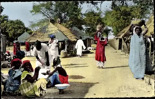 Ak L'Afrique en Couleurs, Village Africain, Afrikaner, Wohnhäuser, Strohdächer