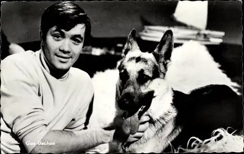Ak Sänger Gus Backus mit Schäferhund, Polydor Schallplatten