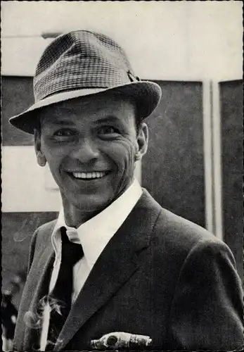 Ak Der amerikanische Sänger Frank Sinatra mit Hut