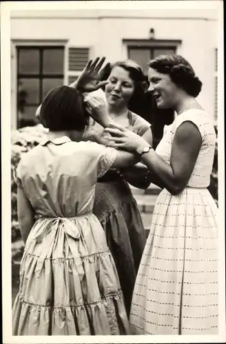 Ak Prinzessin Beatrix der Niederlande, Prinzessin Irene, Margriet, Paleis Soestdijk 1955