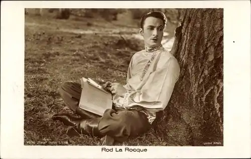 Ak Schauspieler Rod La Rocque am Baum sitzend mit Buch