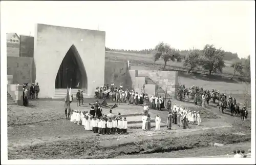 Foto Ak Menschen vor Kirche, Prozession, Gebet