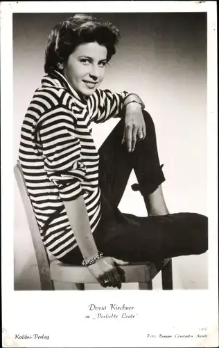 Ak Schauspielerin Doris Kirchner, Portrait auf Stuhl sitzend, Verliebte Leute