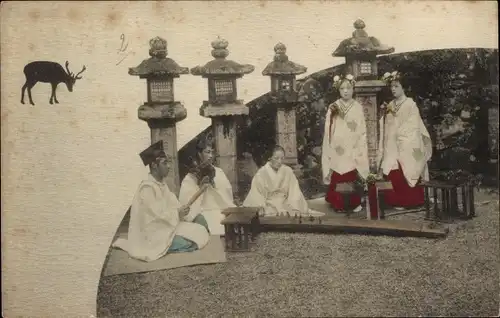 Ak Frauen und Männer in japanischer Tracht, Gebet, Säulen