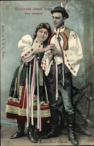 Ak Slovanske lidove kroje, Kroj slovacky, Liebespaar in slowakischer Tracht