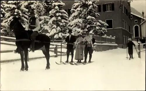 Foto Ak Skifahrer vom Pferd gezogen, Skifahrt