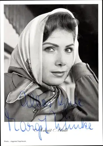 Ak Schauspielerin Margit Nünke, Portrait, Kopftuch, Autogramm