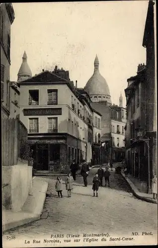 Ak Paris XVIII Montmartre, La Rue Norvins, vue sur l'Eglise du Sacre-Coeur