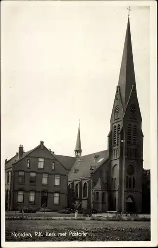 Ak Noorden Nieuwkoop Südholland, R. K. Kerk met Pastorie