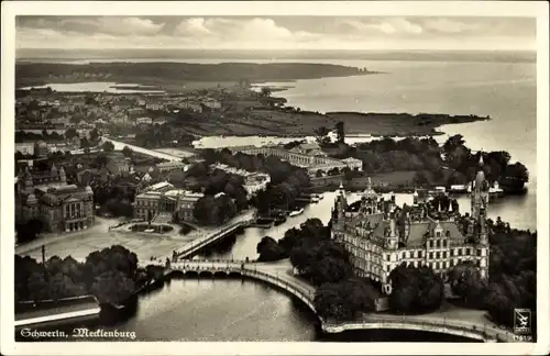 Ak Schwerin in Mecklenburg, Fliegeraufnahme, Schloss