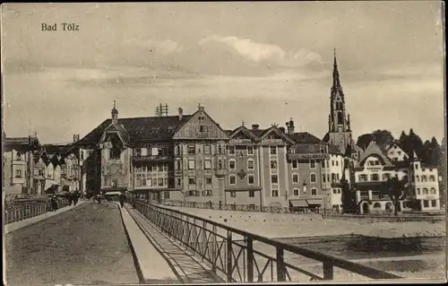 Ak Bad Tölz in Oberbayern, Ortsansicht von der Brücke, Kirche