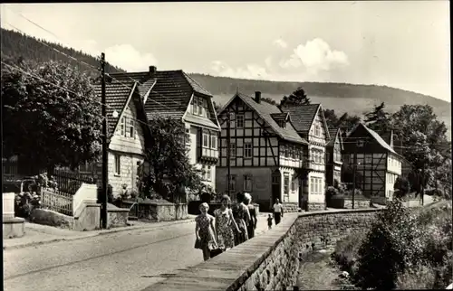 Ak Winterstein Waltershausen in Thüringen, Straßenpartie im Ort, Passanten an einer Mauer