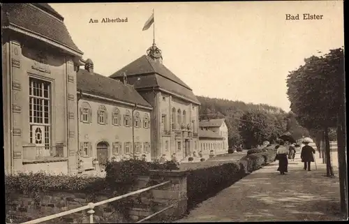Ak Bad Elster im Vogtland, Albertbad, Spaziergänger