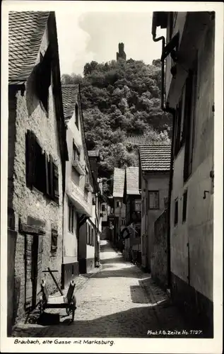 Ak Braubach am Rhein, alte Gasse mit Marksburg