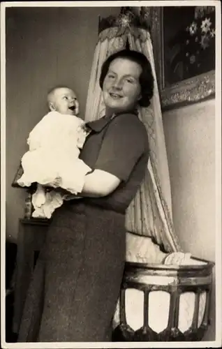 Ak Prinzessin Juliana der Niederlande mit Prinzessin Beatrix, Wiege, Aufnahme Prinz Bernhard 1938