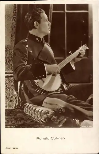 Ak Schauspieler Ronald Colman, Portrait, Uniform, Banjo, Ross Verlag 2079/1
