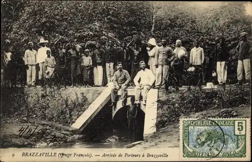 Ak Brazzaville Französisch Kongo, Arrivée de Porteurs