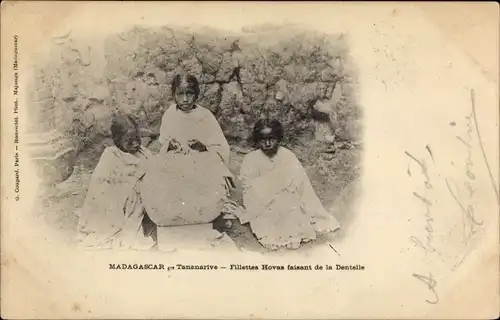 Ak Madagaskar Madagascar, Fillettes Hovas faisant de la Dentelle
