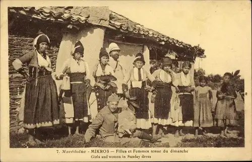 Ak Mikros Prinos Griechenland, Frauen und Mädchen in Sonntagskleidern