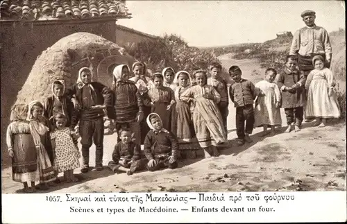 Ak Mazedonien, Kinder vor einem Leichenverbrennungsofen, Enfants devant un four