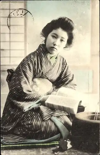 Ak Une beauté Japonaise, Japanerin, Kimono, Buch