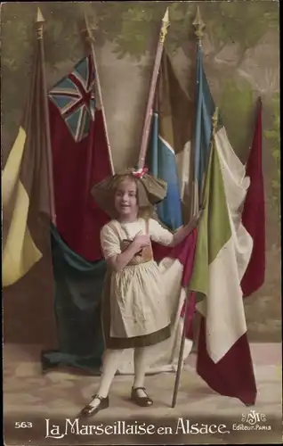 Ak La Marseillaise en Alsace, Mädchen in Elsässer Tracht, Flaggen