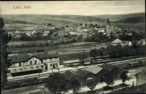 Ak Kall in der Eifel, Blick auf den Ort, Bahnhof, Gleisseite