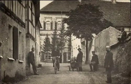 Foto Ak Auma in Thüringen, Schulstraße, Männer, Radfahrer