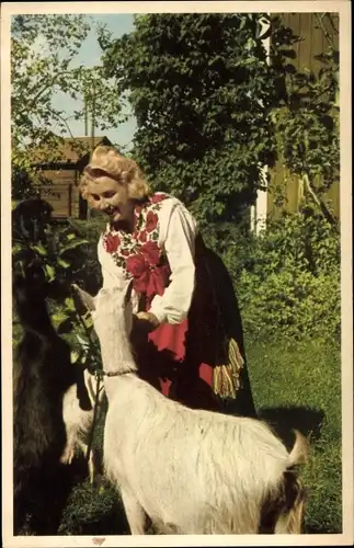 Ak Dalarne, Schwedin in Tracht im Garten, Ziege