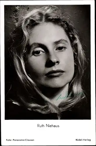 Ak Schauspielerin Ruth Niehaus, Portrait, Rosen blühen auf dem Heidegrab