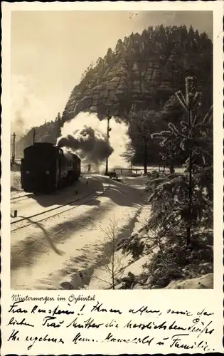 Ak Oybin in Sachsen, Wintermorgen im Oybintal, Eisenbahn