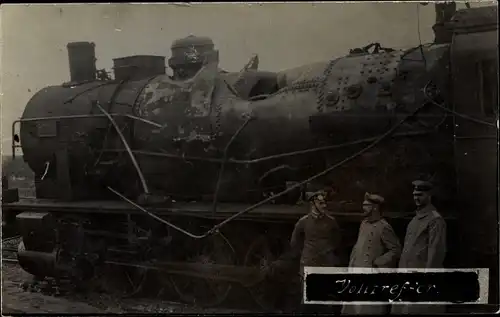 Foto Ak Volltreffer an deutscher Dampflokomotive, Soldaten, I. WK
