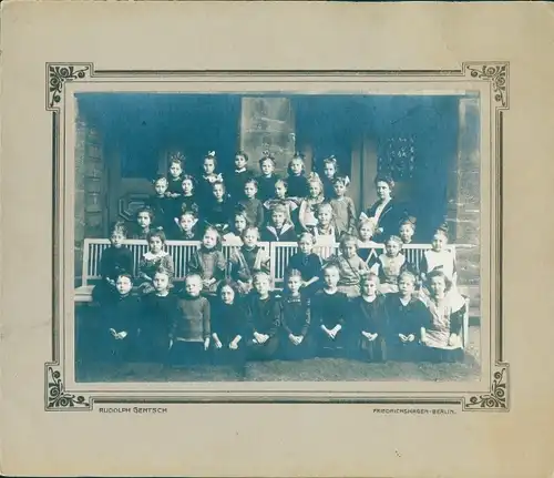 Foto Berlin Köpenick Friedrichshagen, Kinder einer Schulklasse, Lehrerin, Gruppenbild