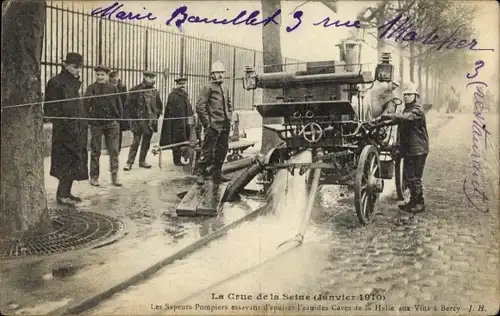 Ak Crue de la Seine 1910, Caves de la Halle aux Vins Bercy, Sapeurs-Pompiers essayant d'epuiser eau