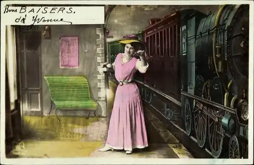 Ak Frau auf einem Bahnhof, Französische Eisenbahn, Dampflok