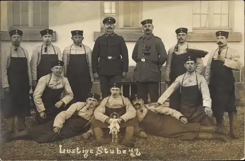 Foto Ak Deutsche Soldaten in Uniformen, Lustige Stube 42, Gruppenaufnahme